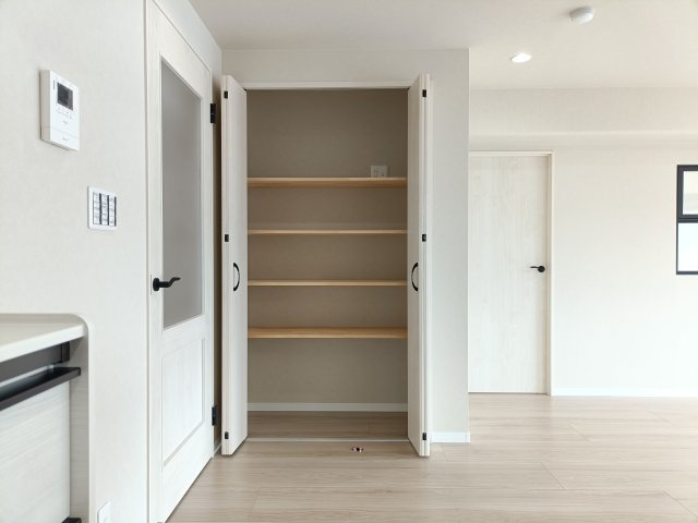 【LDK約19.2帖　収納】　リビングまわりをすっきり保てる収納を備えています。