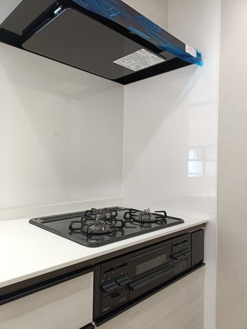 【3口コンロ】　3口コンロ、グリル付きでお料理のレパートリーも増えそうです。