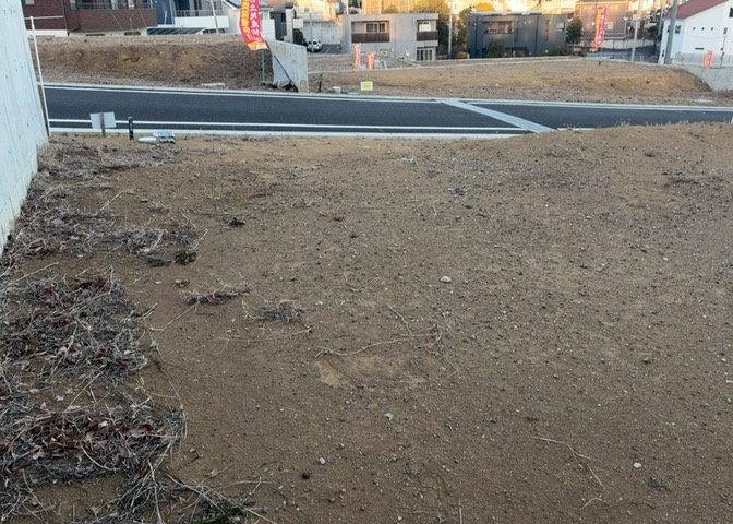 土地の前の道路に消火栓が設置されていることがあります。この場合、道路交通法第45条第1項により、駐車禁止の場所が指定されています。そのため、車庫などの駐車スペースをつくることができない場合があります。