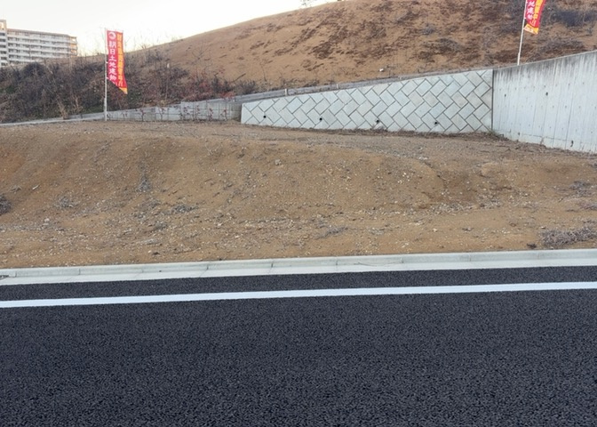 土地購入を検討されている場合、境界杭がない状態で購入してしまうと境界確定測量をする必要があり、費用がかかります。購入の前に、売主、隣土地所有者立ち合いのもと境界を確定し境界杭を設置するのがベストです。