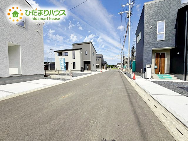 前面道路が広々のため駐車も楽々です！
