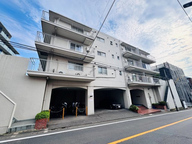 小　中学校が近くお子様の通学に安心な環境