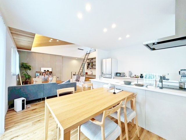 広々19帖のゆとりのLDKは、家族が集う明るくあたたかな空間です！※家具・小物はイメージです