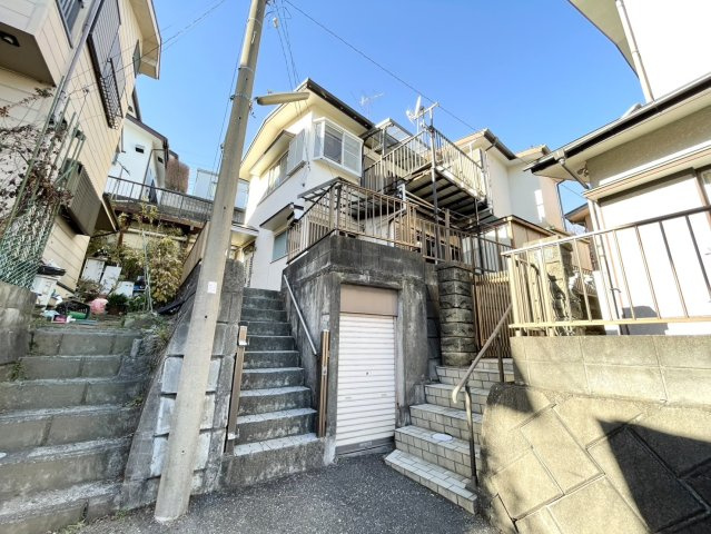お持ちの車種によっては前面道路が広い方が便利でしょう。しかし、前面道路が広ければその分交通量が多くなるため、騒音などが気になる場合があります。実際に現地を見学し、周辺交通量や騒音などを確認しましょう！