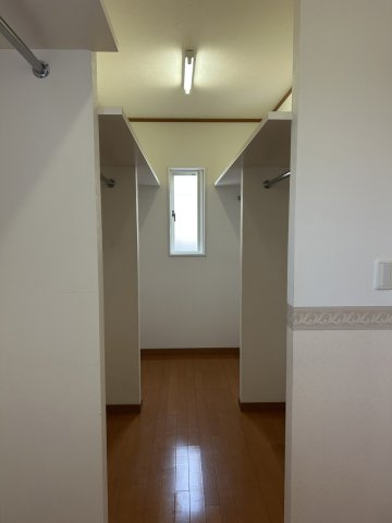洋服だけでなく、扇風機などの季節家電や布団にスーツケースなど、様々な物が収納出来ます。