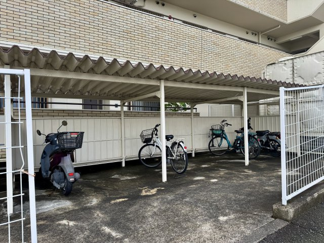 広々スペースの駐輪場になります。屋根が付いているので、雨に濡れる心配は大丈夫そうですよ。
