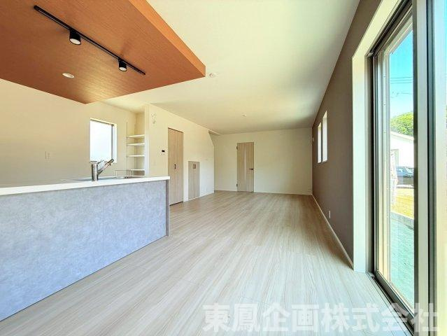 大開口の掃き出し窓から光が差し込む、明るい家族の団らんスペース