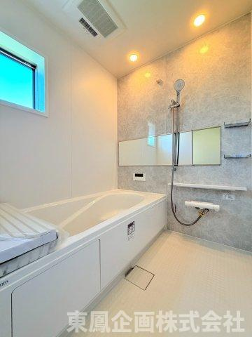 横に長いワイドミラーを採用することで、視覚的に浴室を広く感じさせます