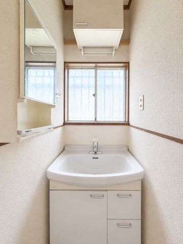 ◆毎日使う場所だから、機能的で使いやすさに配慮したパウダールーム。すっきりと使えるように収納も豊富にご用意しています。　※AI加工をしております。