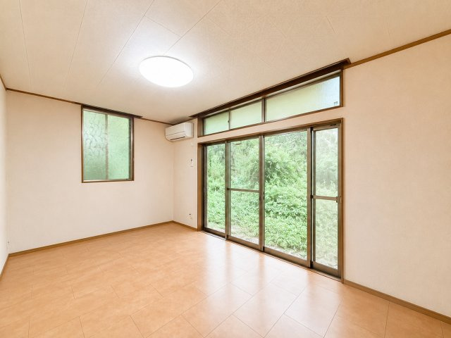◆柔らかい陽光が差し込む明るいお部屋を演出する設計。彩光の取れる窓が気持ちの良いお部屋を創り上げます。　※AI加工をしております。