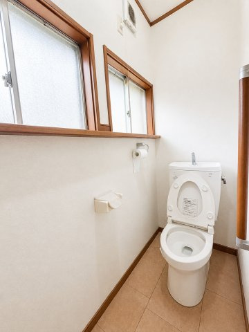 ◆清潔感のある白を基調とした落ち着ける空間。小窓をもうけていますので、こもりやすい空気の入れ替えも簡単に行えますね！　※AI加工をしております。