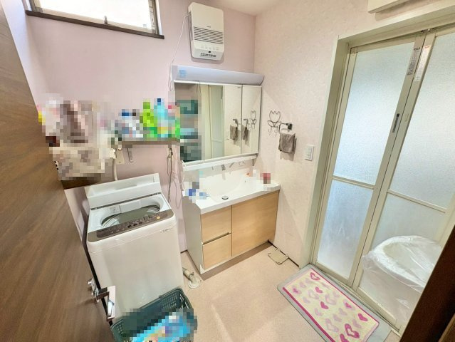 洗面室にも窓があるので明るい空間に
