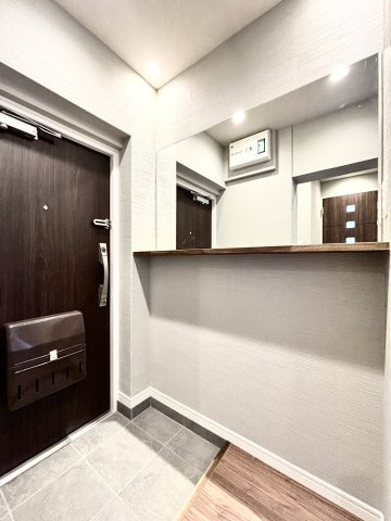 ◆明るい玄関です！「おかえり」と「ただいま」が交差するお家の顔とも言える場所は爽やかで心地良い空間となっています。すっきり片付いた玄関で来客時にも自信が持てそう。