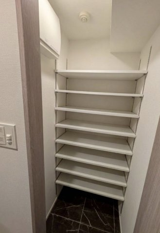 玄関には収納豊富なシューズインクローゼットがございます。