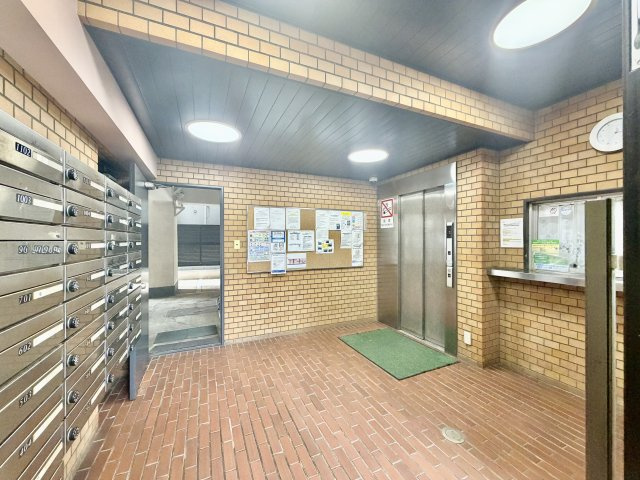 エントランスはマンションの顔。広いスペースで迎え入れます