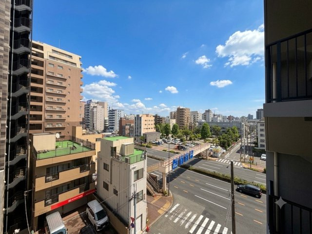 駅前は賑やかですが、マンションの前はひっそりとした雰囲気で過ごしやすいでしょう。