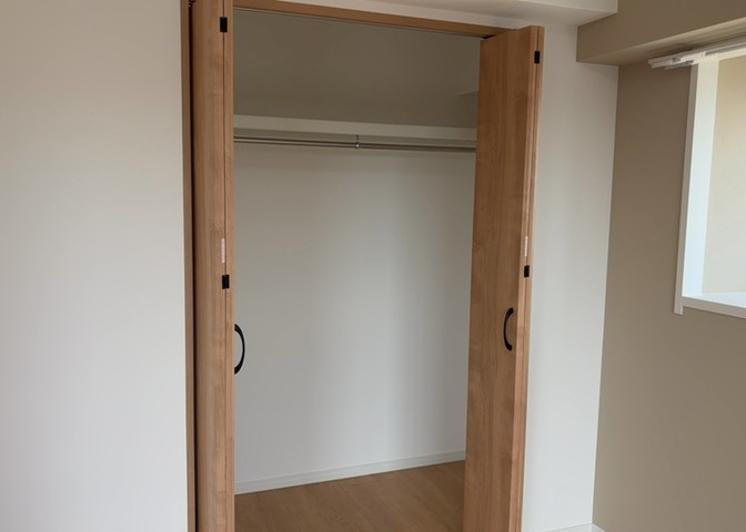 デザイン性を重視しすぎて収納が少なかった！なんてことにならないため、事前に現地で収納の数を確認しておくことをお勧めします。クローゼット以外にも床下収納や屋根裏収納、パントリーなどもチェックしましょう。