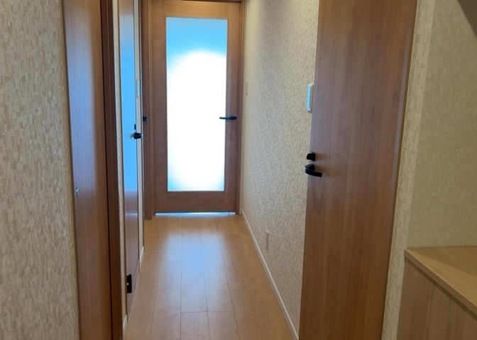内装はとにかくおしゃれなものがいい！と選ぶ前に、まず住んだ後のことを想像してみましょう。住んでみたらコンセントの位置が悪くて使いにくいなど出てきます。事前にどの家電をどこに置くか想定しておきましょう。