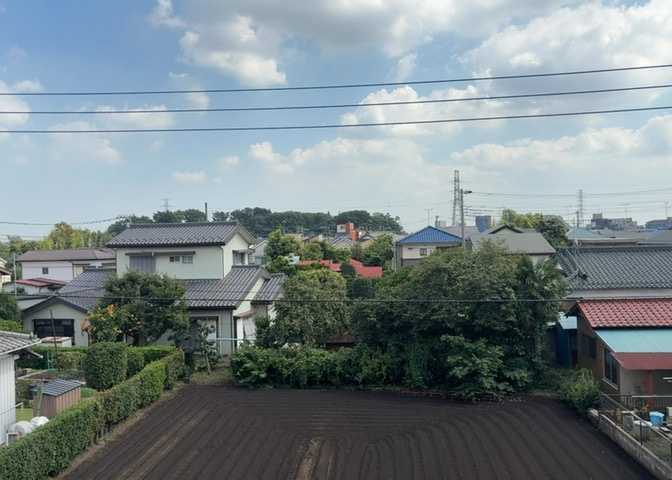 眺望の良さを楽しめるダイニングキッチンで家族団らんの時間を過ごしてはいかがでしょうか。バルコニーから見える景色を家族で眺める時間は、時間が経つのを忘れてしまいそうですね。是非、現地を見に行きましょう！