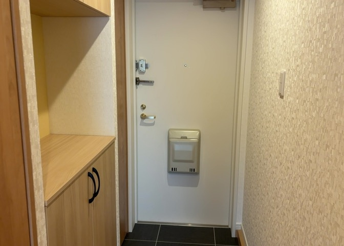 玄関は家の顔でもあり、家族以外の目にも止まる場所です。玄関は外との間を仕切る扉、靴などをしまっておく収納スペース、靴脱ぎのたたきスペース、来客とのやり取りをするドアホンなど複数のアイテムからなります。