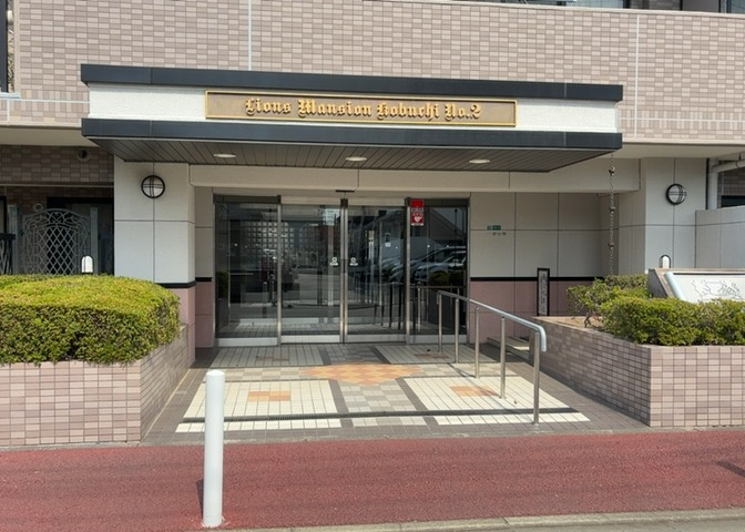 マンションのエントランスには、もともと風よけや防犯の役割がありますが、マンションによって宅配ボックスなどの設備が備わっている所もあります。日々の生活をイメージしながら生活しやすさをチェックしましょう。