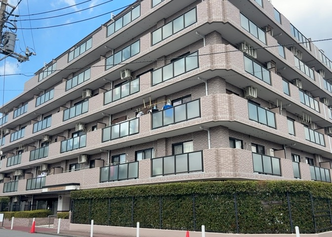 外観はマンション管理がされているかの目安になります。築年数が古いと、壁面は劣化してひび割れが生じることも！建物が古びていても細かいところが修繕されていると、きちんと管理されているなぁと感じるでしょう。