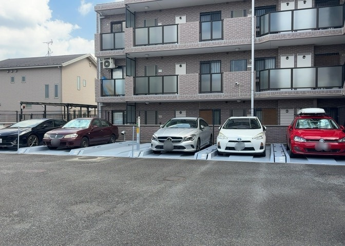車一台あたりに必要なスペースは、標準サイズの普通自動車で横幅2m50cm、長さ5mは必要になります。ただし、乗降のことも考慮して横幅3m30cm、長さ5m50cmほどは確保できるところを選びましょう。