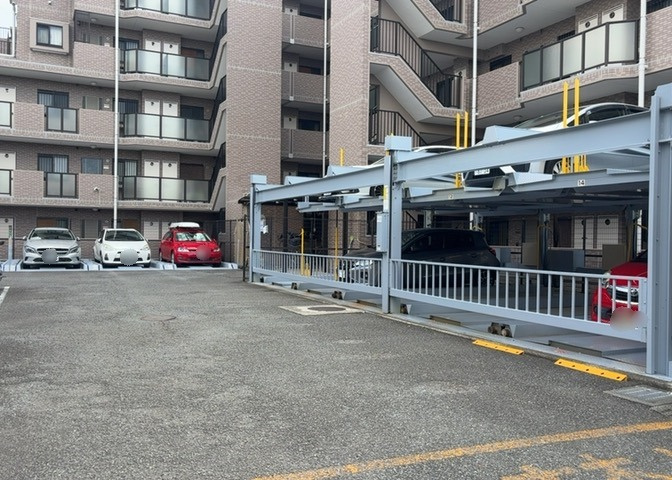 駐車場と明記されていても、最小スペースでつくられた駐車場だと大型車は駐車できなかったり、出入りしにくくなったりする可能性があります。お車のサイズと購入したい物件の駐車場のサイズを現地で確認しましょう。