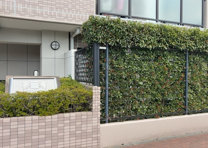 物件によっては、入居者が個人的に使用できる専用庭がついているものもあります。また、住宅の中にある土間の部分を庭と呼ぶこともあります。庭の用途は住む人によって変わり、それによってデザインもさまざまです。