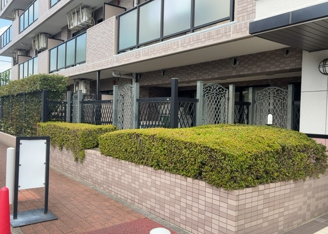 中庭（パティオ）とは、一つの建築物の内部に設けられた、壁などで囲われている庭のことを指します。コの字型、ロの字型が主流ですが、L字型の中庭もあります。最近では、インテリア性の高さからも人気があります。