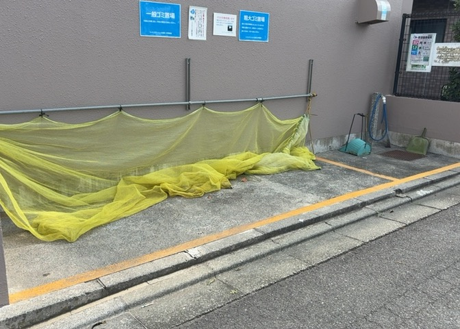共有部分は、住民なら誰もが使える設備のこと。例えば駐車場やエレベーター、インターネット設備、セキュリティ設備などがあります。他にも、マンションの廊下・外部階段やエントランス・ゴミ置き場などがあります。