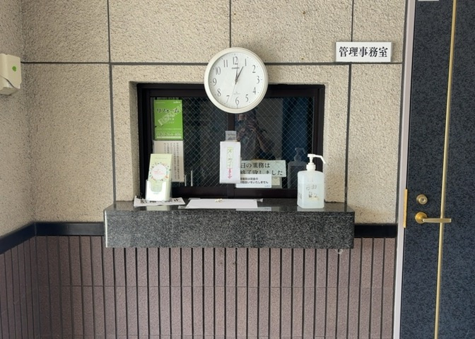 受付はマンションコンシェルジュがいる場合もあれば、管理人が滞在する小部屋を総称して呼ぶことがあります。主にエントランスに設置されていることから、防犯面でも期待ができます。防犯設備がない場合はより安心！