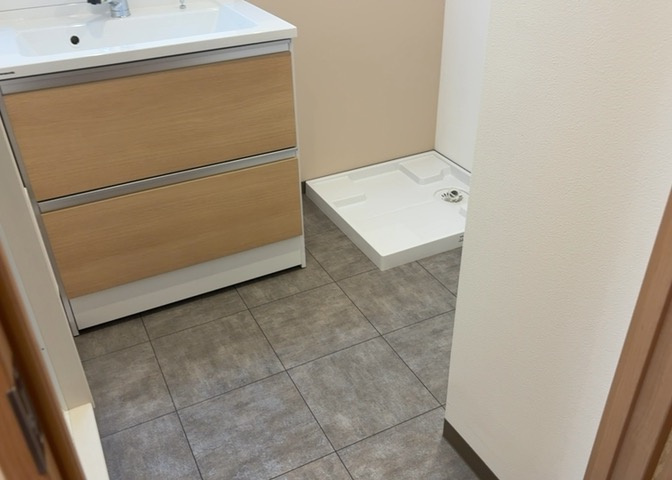 洗面脱衣所は「体を綺麗に整える場所」という目的と役割を持っています。そして便利で使い勝手のいい「体を綺麗に整える場所」にするためには、配置や動線、照明や収納計画をしっかりと検討しておく必要があります。