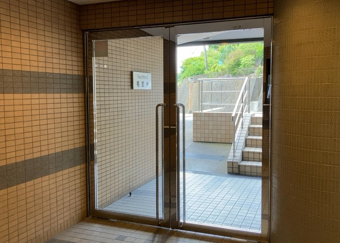 マンションのエントランスには、もともと風よけや防犯の役割がありますが、マンションによって宅配ボックスなどの設備が備わっている所もあります。日々の生活をイメージしながら生活しやすさをチェックしましょう。