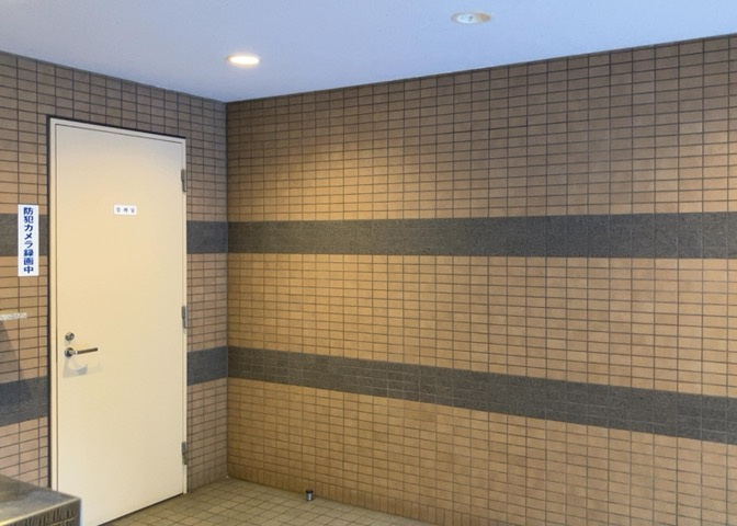 ラウンジは、マンションの共用スペースに椅子やテーブルなどを配置した利用者が寛げる空間です。屋内型ラウンジと屋外型ラウンジがあります。共用部分の管理状況と合わせて、詳細については現地でご確認ください。