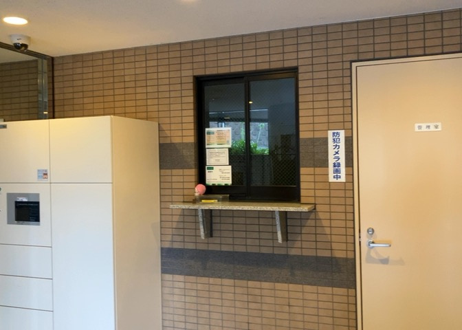 受付はマンションコンシェルジュがいる場合もあれば、管理人が滞在する小部屋を総称して呼ぶことがあります。主にエントランスに設置されていることから、防犯面でも期待ができます。防犯設備がない場合はより安心！