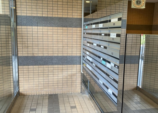 エントランス付近に設置されている集合ポストは、住んでいる部屋と離れているため、ポストをあさるなど誰かに何かされていても被害に気づきにくいです。入居する時には他人に特定されにくい番号で鍵をかけましょう！