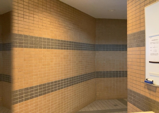 ロビーというと、エントランスと何がちがうの？と思いますよね。実はロビーとエントランスには明確な決まりはありません。物件によっては、エントランスを入って広がるある程度の広さのある空間がロビーとなります。