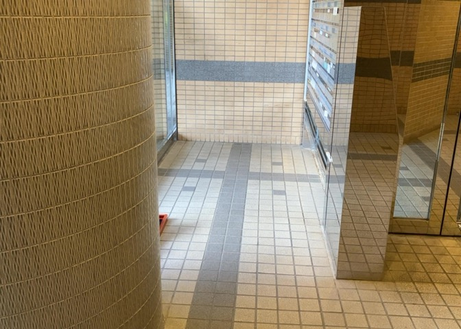 共用部分は、一棟の建物に住む区分所有者全員が共同で所有するとし、共用部分の管理、補修などは、区分所有者で形成される管理組合が行います。個人の判断で勝手に変更することはできませんので覚えておきましょう。