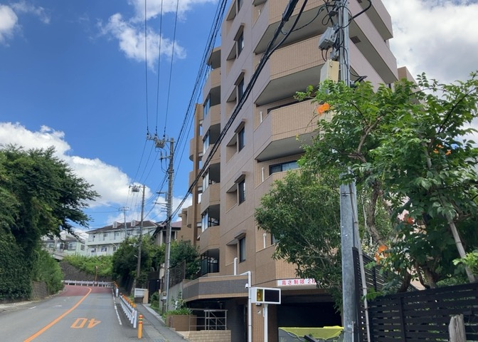 隣家の土地はどうなっているのか、生活利便施設が近くにあるのか、学校まで近いかなど、お客様のライフスタイルにあわせたイメージが重要です。また、近くにあると困る施設が近くにないかも確認するといいでしょう。