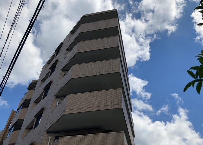 眺望の良さを楽しめるダイニングキッチンで家族団らんの時間を過ごしてはいかがでしょうか。バルコニーから見える景色を家族で眺める時間は、時間が経つのを忘れてしまいそうですね。是非、現地を見に行きましょう！