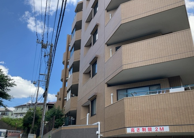 道幅が広い場所は日当たりや風通が良好です。幅が広いのですれ違いも可能ですし大きな車でも駐車可能！一方で、大型車が通ることも多くなるため交通量の増加により騒音に繋がります。また土地の値段が高くなります。