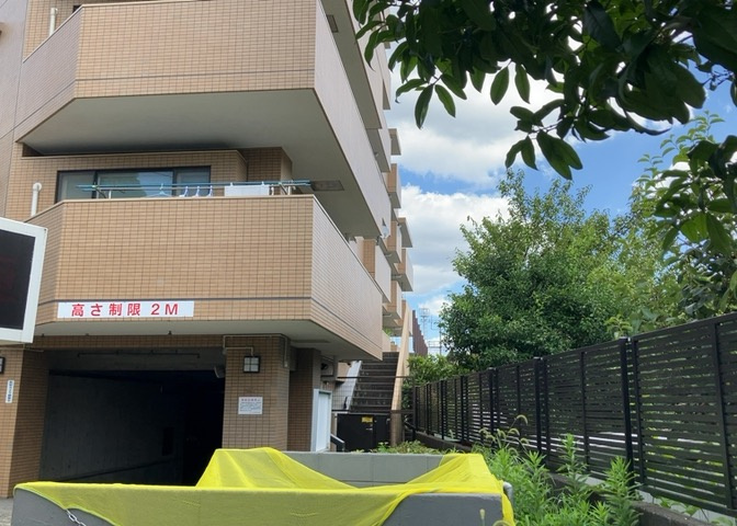 ＲＣ造、Reinforced　Concreteは直訳すると補強されたコンクリートです。主に柱や梁・床・壁が鉄筋とコンクリートで構成おり、鉄筋を組んだ型枠にコンクリートを流し込んで固めたものを指します。