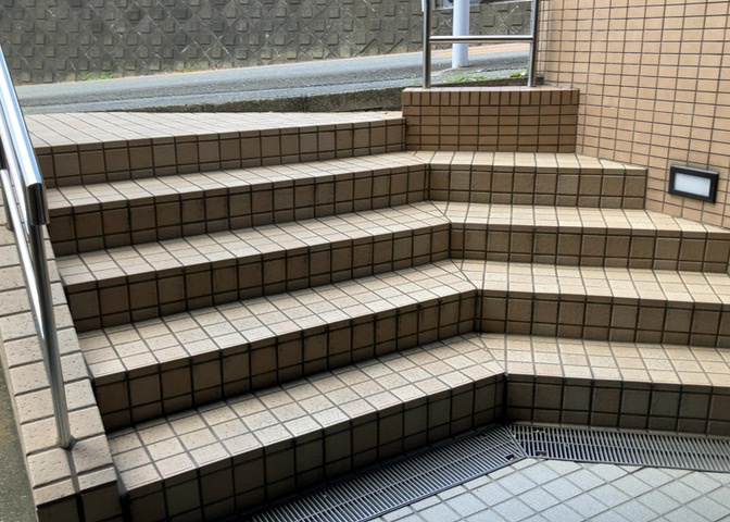 共有部分は、住民なら誰もが使える設備のこと。例えば駐車場やエレベーター、インターネット設備、セキュリティ設備などがあります。他にも、マンションの廊下・外部階段やエントランス・ゴミ置き場などがあります。