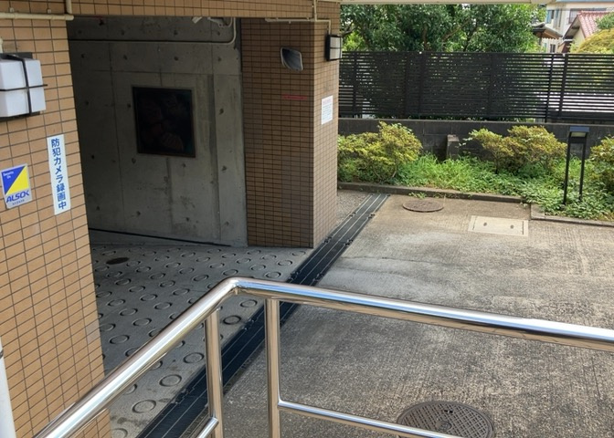 共用部分は、一棟の建物に住む区分所有者全員が共同で所有するとし、共用部分の管理、補修などは、区分所有者で形成される管理組合が行います。個人の判断で勝手に変更することはできませんので覚えておきましょう。