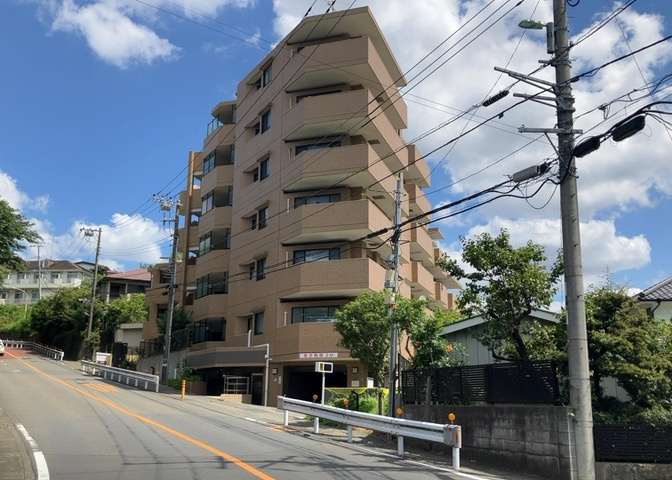 外観はマンション管理がされているかの目安になります。築年数が古いと、壁面は劣化してひび割れが生じることも！建物が古びていても細かいところが修繕されていると、きちんと管理されているなぁと感じるでしょう。