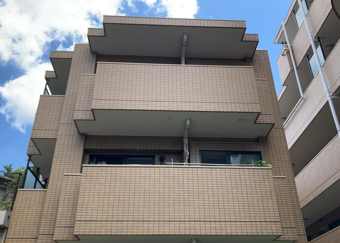 一般的なバルコニーは、奥行1.5ｍ程ですが、ワイルドバルコニーは2ｍまで広がっています。そのため洗濯物の間隔をあけ干すことができ、乾きやすいというメリットや、ガーデニングが楽しめる等の特徴があります。