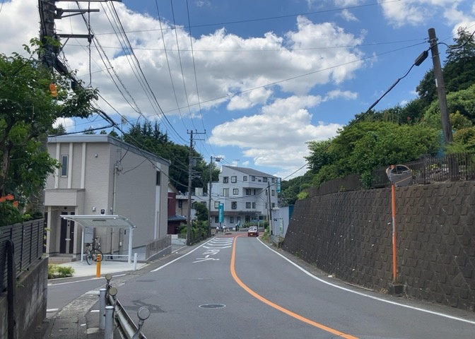 眺望の良さを楽しめるダイニングキッチンで家族団らんの時間を過ごしてはいかがでしょうか。バルコニーから見える景色を家族で眺める時間は、時間が経つのを忘れてしまいそうですね。是非、現地を見に行きましょう！