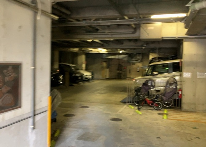 駐車場と明記されていても、最小スペースでつくられた駐車場だと大型車は駐車できなかったり、出入りしにくくなったりする可能性があります。お車のサイズと購入したい物件の駐車場のサイズを現地で確認しましょう。