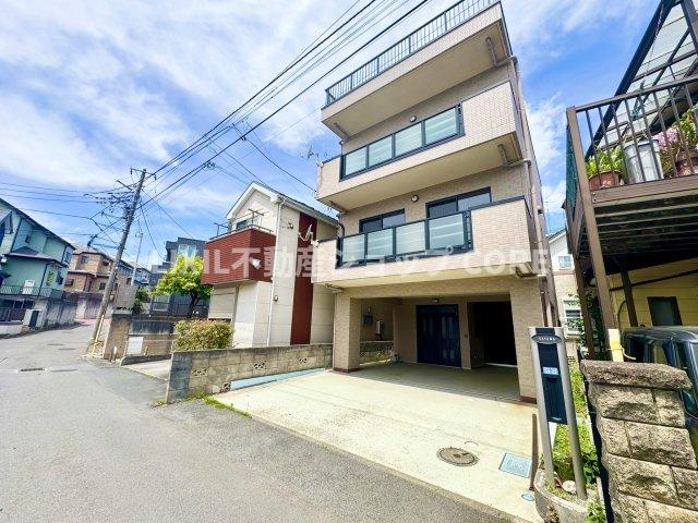 前面道路は閑静な住宅地をはしる車通りの少ない道路。お車の出し入れが苦手なママや小さなお子様にも安心　